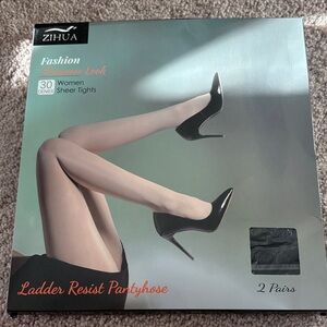 Women’s Sheer Black Ladder-Resist Pantyhose - 30 Denier